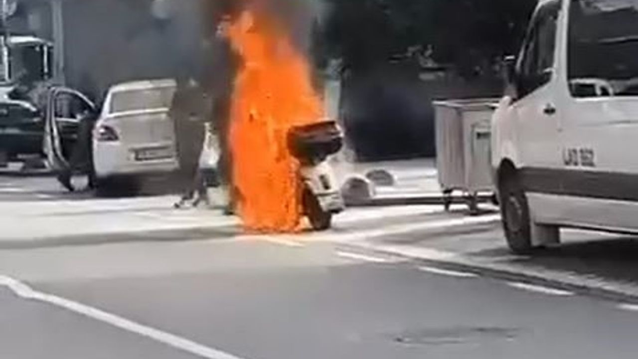 Ein Motorrad fing während der Fahrt in Arnavutköy Feuer.