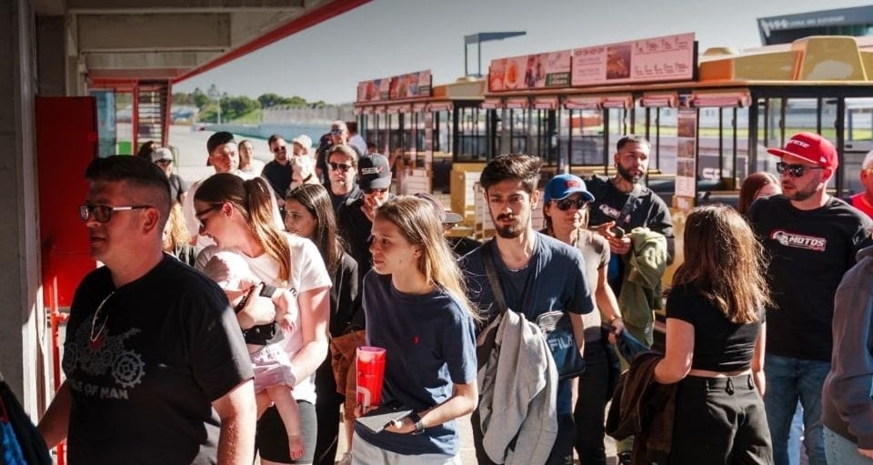 Aleja serwisowa otwiera się dla publiczności przed wyścigiem MotoGP.