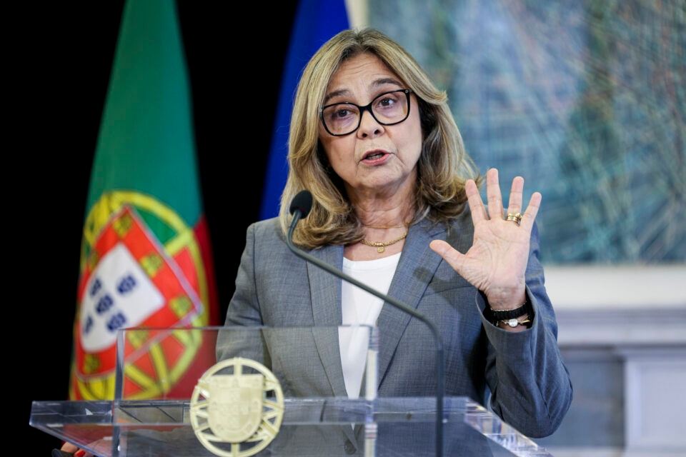 Указ о врачах, работающих на временной основе, не был представлен Совету министров. Более тысячи врачей, затронутых этим указом, угрожают закрыть службы экстренной помощи Национальной службы здравоохранения.