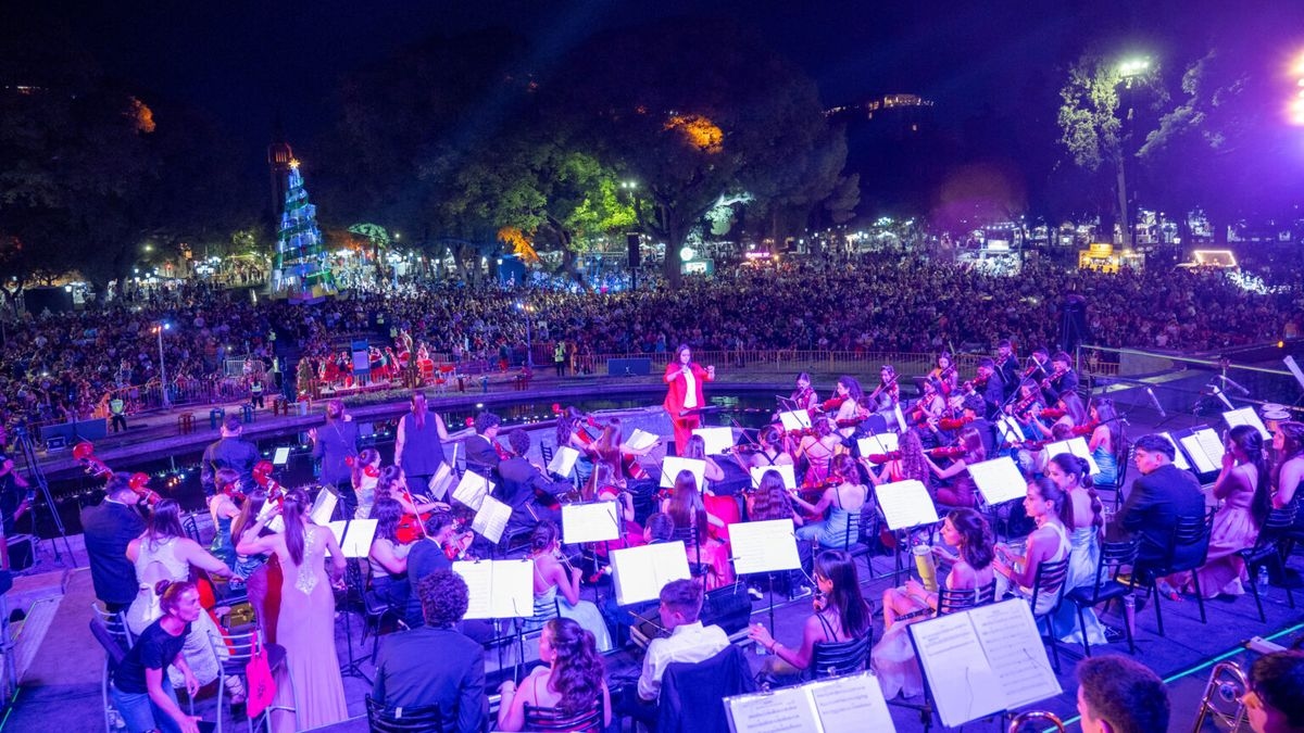 Más de 45 mil personas celebraron Ciudad Navideña durante dos noches en la Plaza Independencia