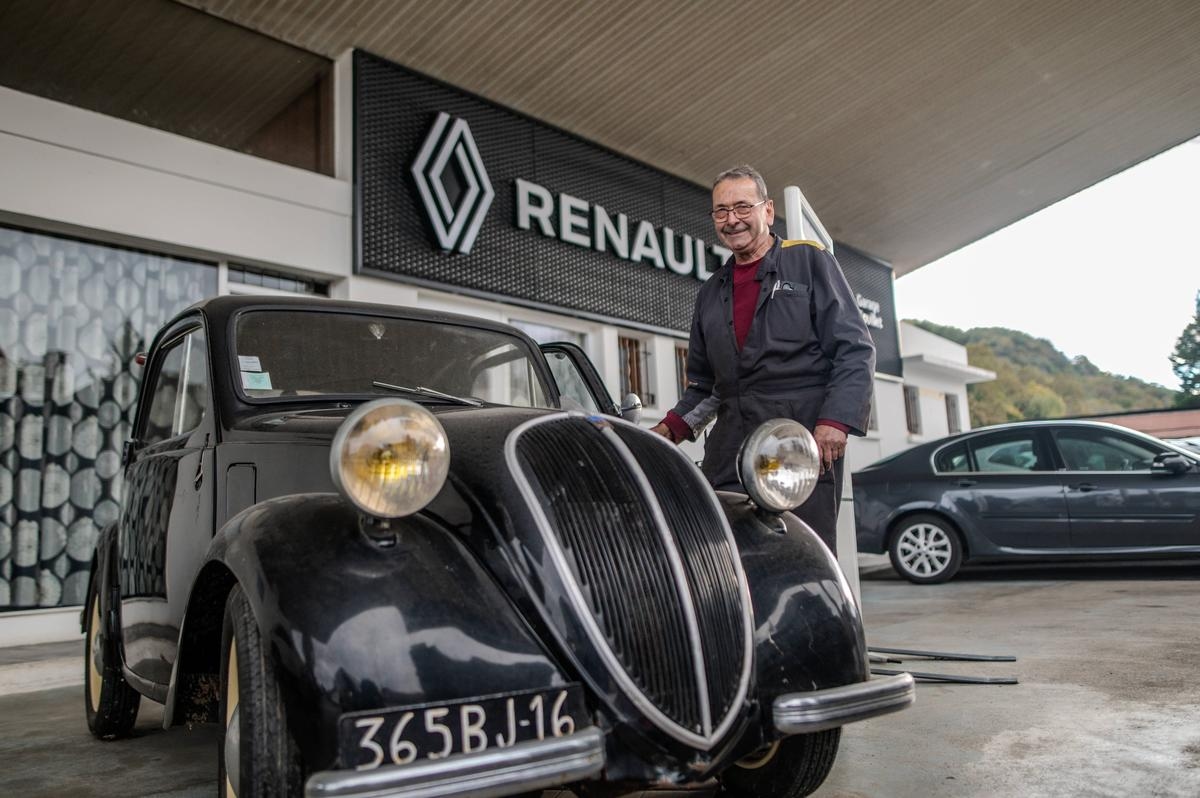 Nei Paesi Baschi, una Simca 5 del 1946 è alla disperata ricerca del suo proprietario, partito "per le isole" per essere finalmente venduta.