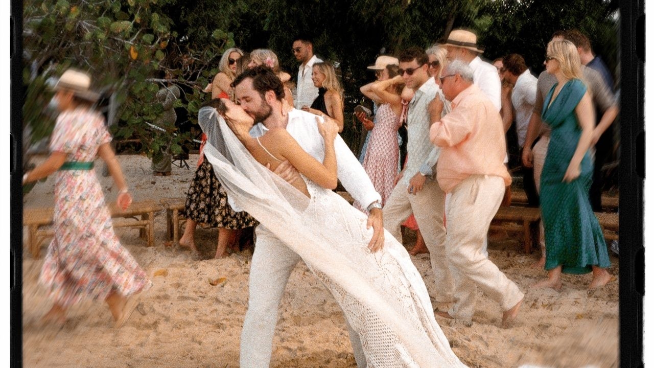 Hochzeit am Strand: Liv Rosewood gab barfuß das Ja-Wort – in einem selbst entworfenen Brautkleid