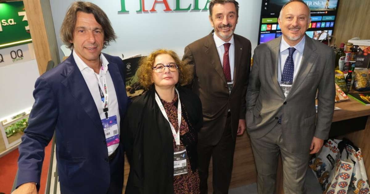 Embaixador da Itália visita pavilhão do país na Apas Show 2026