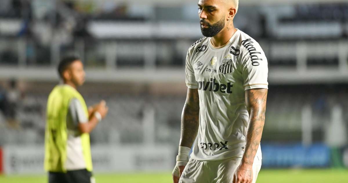 Torcedores cospem em direção a Gabigol após empate do Santos