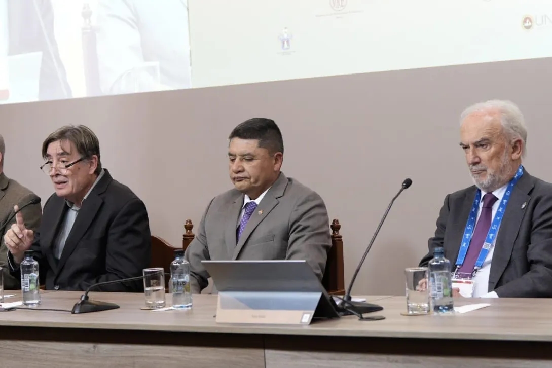 García Montero bricht in Arequipa Brücken zu Muñoz Machado: „Es wird Zeit geben, nicht nur über den Direktor der RAE und die in Vorbereitung befindliche Nachfolge zu sprechen.“
