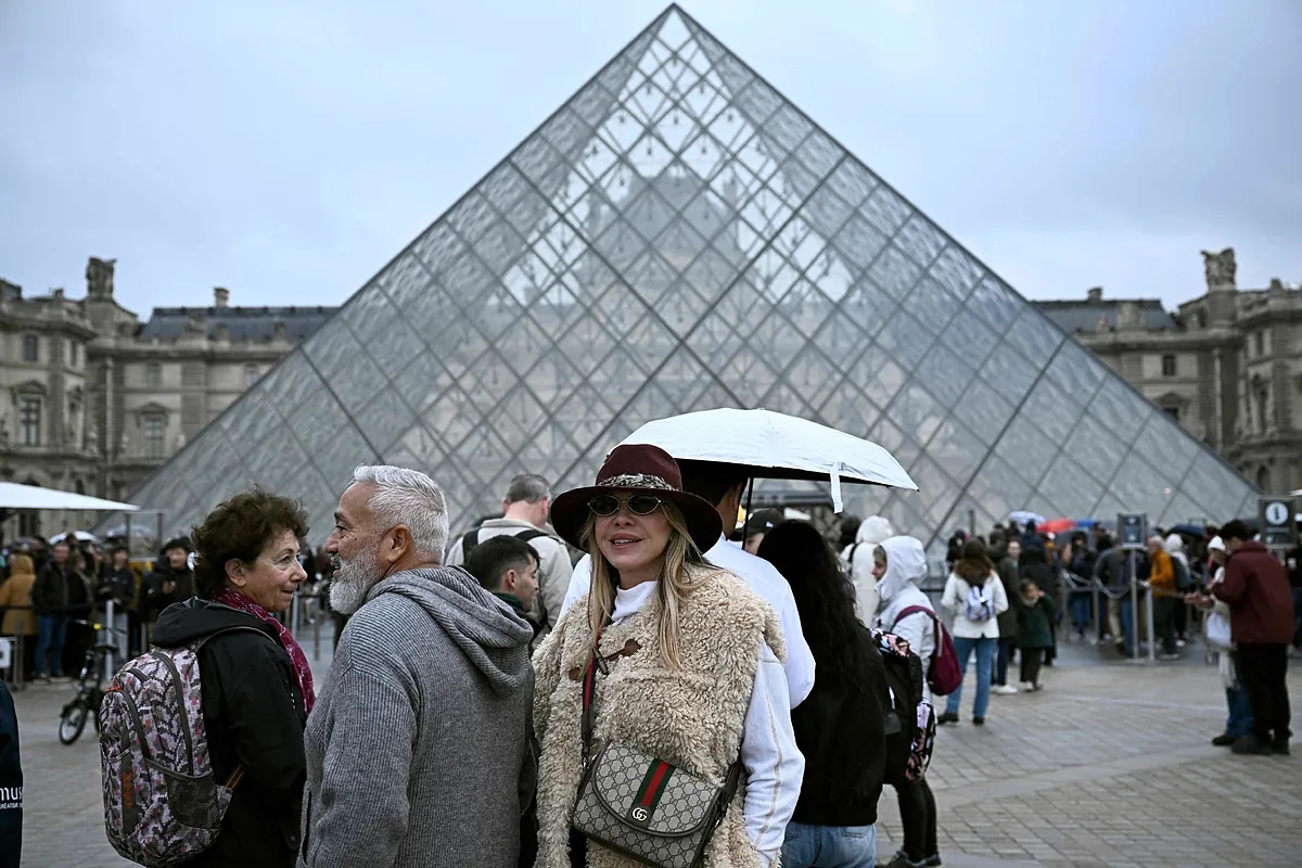 O Museu do Louvre decidiu na última hora permanecer fechado nesta segunda-feira após o roubo de joias, deixando dezenas de turistas na porta.