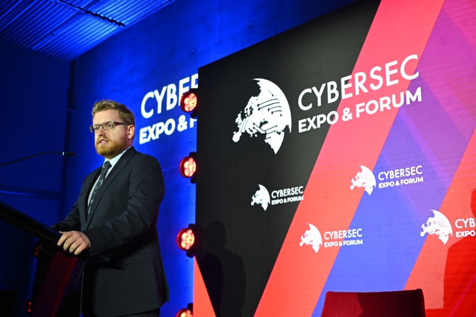 "Zatrważająca liczba spraw". Minister na CYBERSEC ostrzega przed rosnącym zagrożeniem