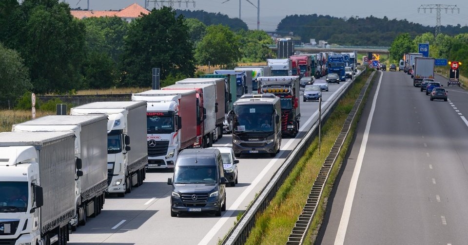 Около 5 тысяч литовских фур стоят на границе с Белоруссией: что известно