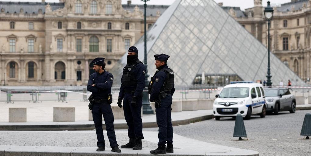 Diversi uomini incappucciati rubano nove gioielli di Napoleone dal Museo del Louvre.