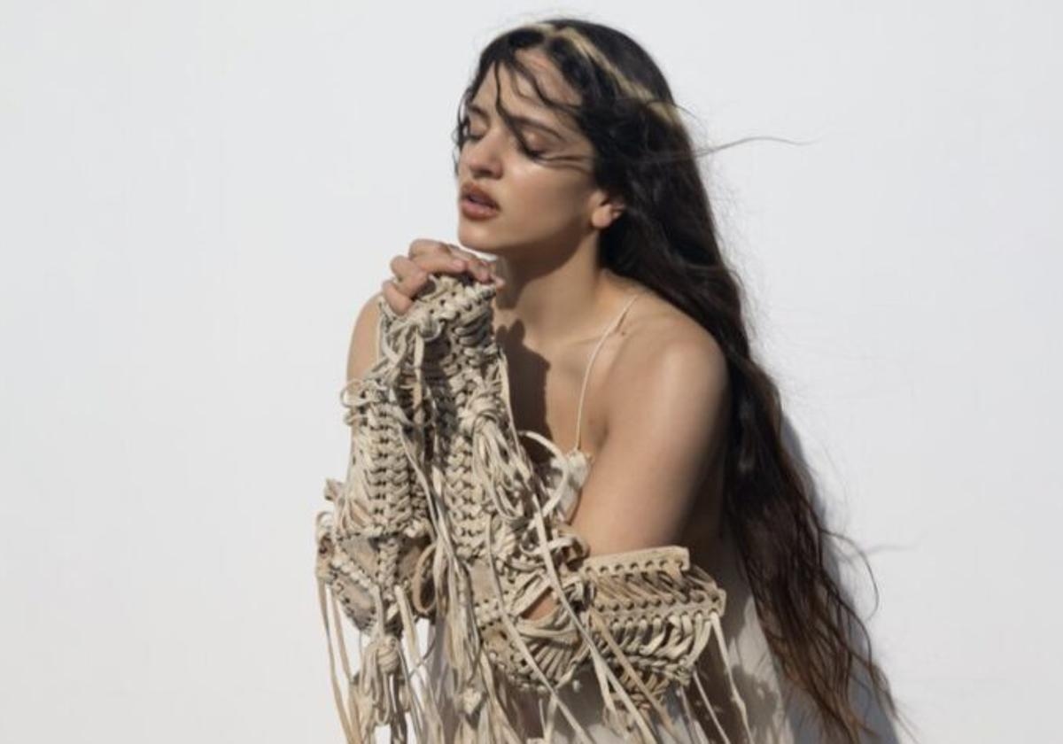 Rosalía abbaglia alla presentazione dell'orchestra 'Lux' al MNAC