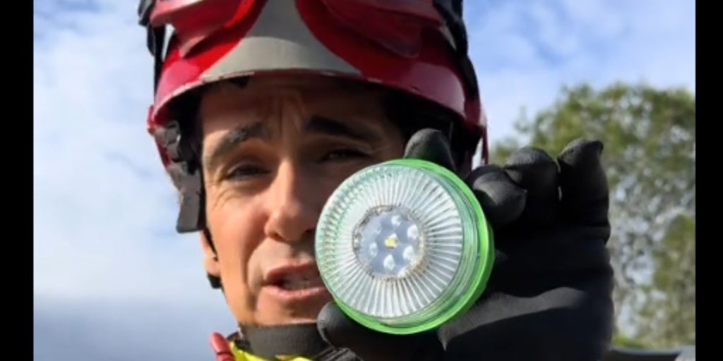 Un bombero muestra en accidentes reales para lo poco que sirve la baliza: «No dejéis nunca de llevar los triángulos»