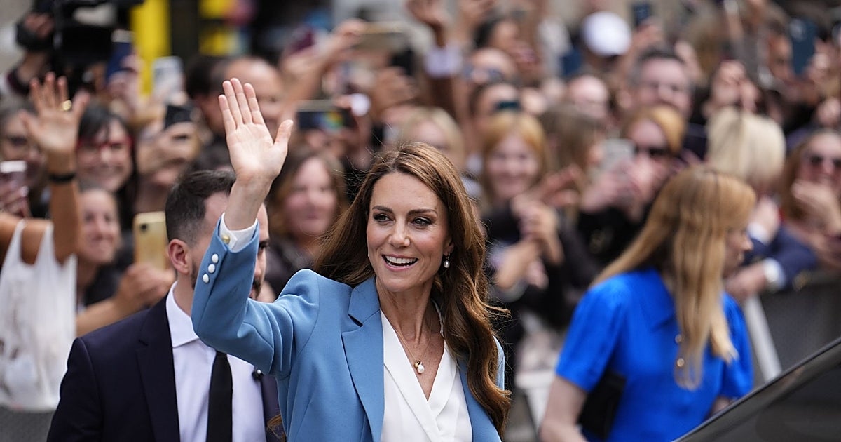 Kate Middleton estrena un original traje en su primer viaje internacional desde su enfermedad