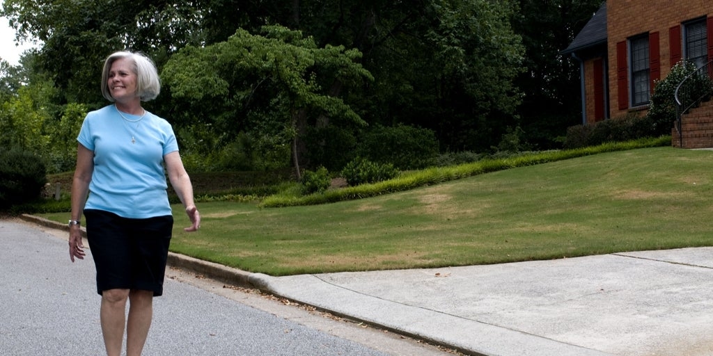 Caminar unos pocos miles de pasos al día puede ralentizar el avance del alzhéimer