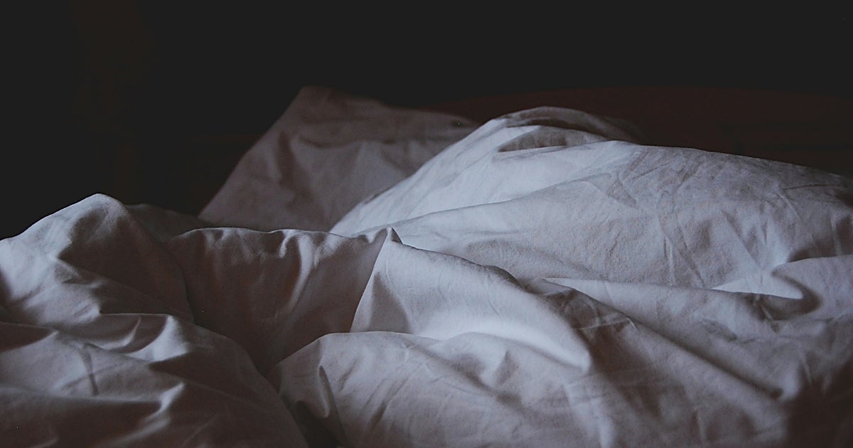 Del ayuno intermitente al sueño intermitente: los beneficios de pasar una noche en vela