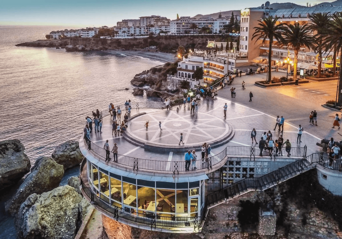 Nem Ronda nem Mijas: a vila mais bonita de Málaga domina a praia a partir de um penhasco