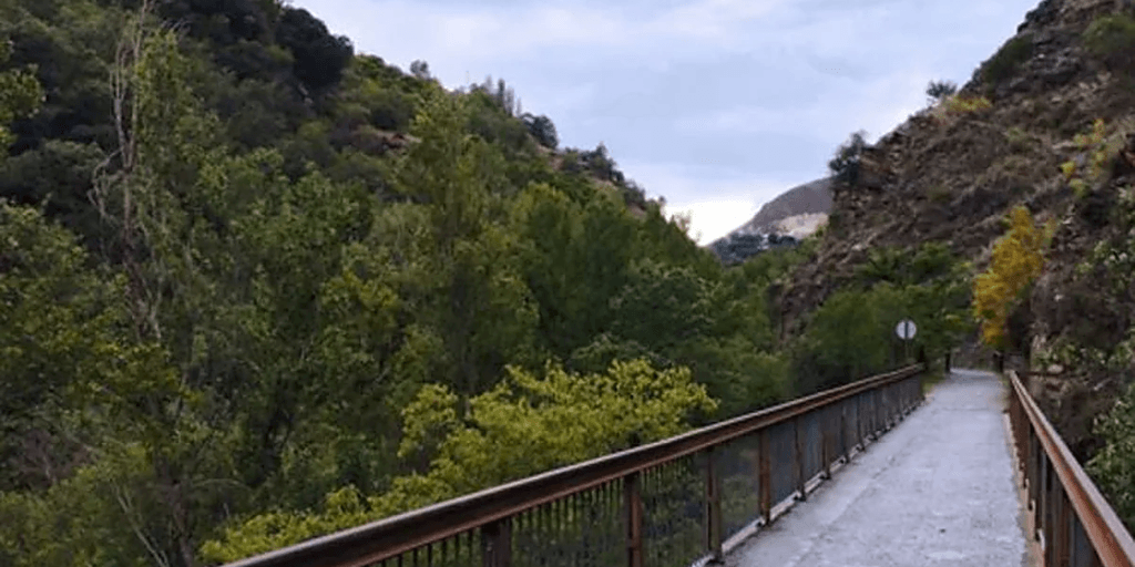 La mejor ruta para hacer en invierno cerca de Granada: un sendero único en España que recorre las vías de un tren