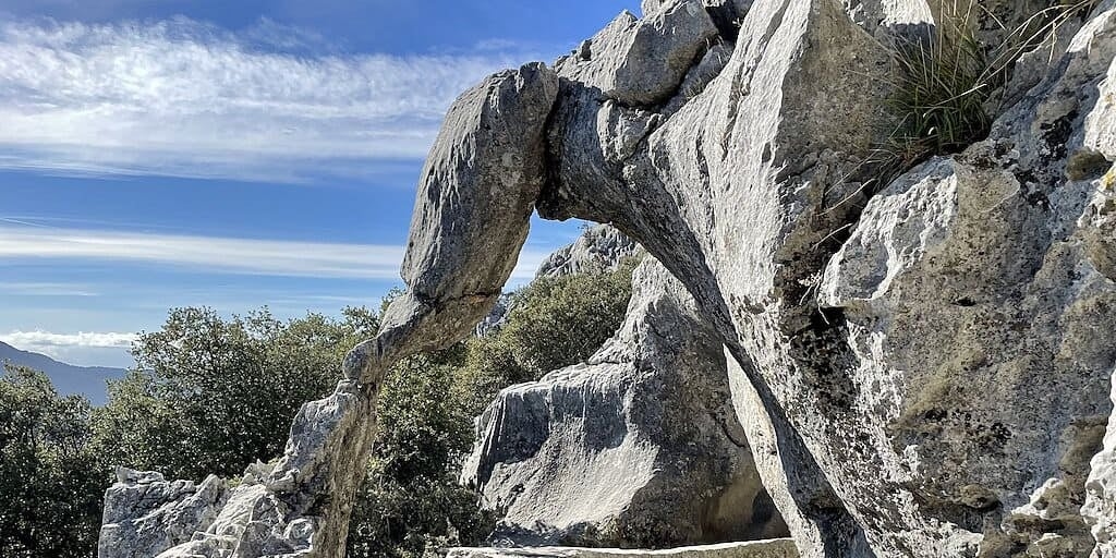 La ruta de senderismo más curiosa de Cádiz: termina en un túnel con vistas de cuento