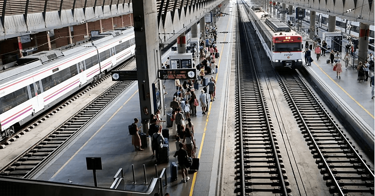Los nacidos entre 1996 y 2008 podrán viajar por Andalucía a mitad de precio: cómo funciona el nuevo Verano Joven 2026