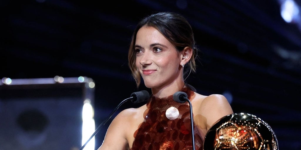 Aitana Bonmatí's met pailletten versierde jurk wint haar derde Ballon d'Or