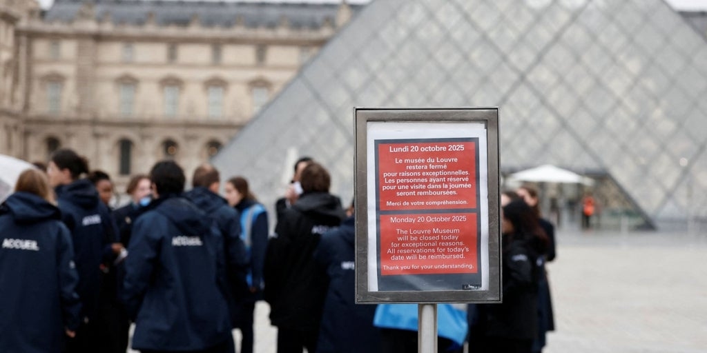 O roubo do Louvre desencadeia uma grande batalha política na França.