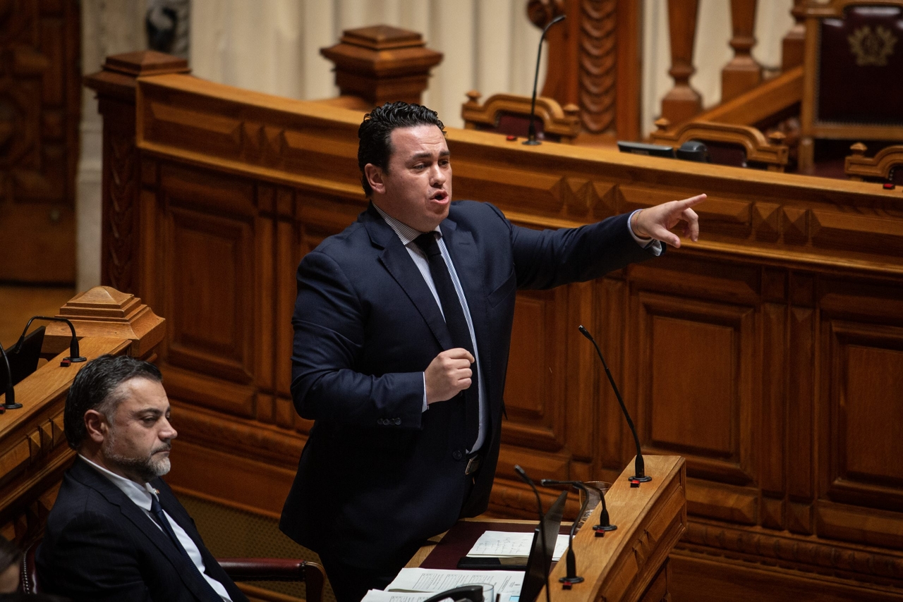 Poseł z okręgu Chega Filipe Melo oskarżony o zadłużenie w wysokości 9000 euro wobec kolegi partyjnego i pomocy domowej.