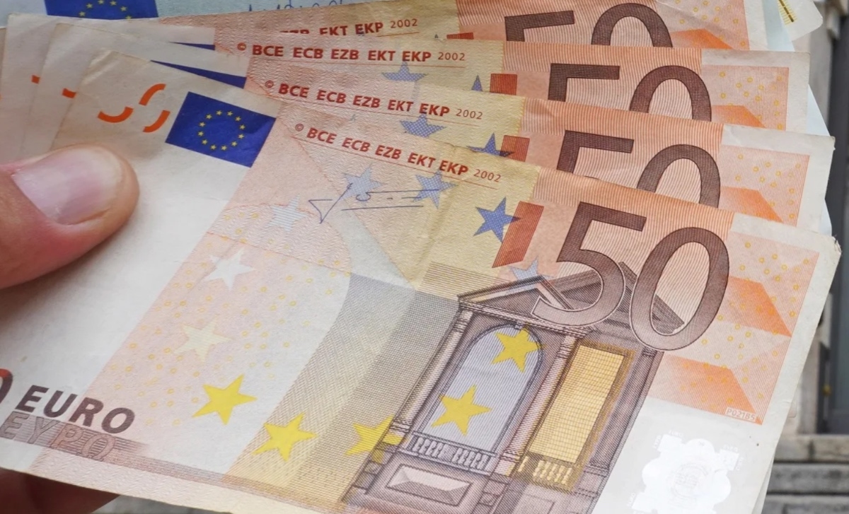 Bonifici tra parenti, cosa controlla il Fisco: gli errori da non commettere