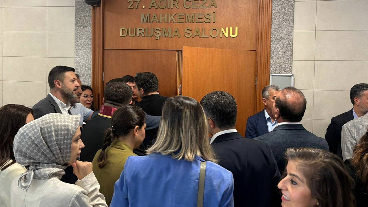 Przewodniczący prowincji CHP w Stambule Özgür Çelik i 25 członków CHP przed sędzią