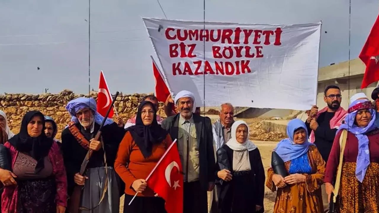 El 102.º aniversario de la República se celebró con entusiasmo en todo el país: ¡Somos jóvenes y valientes, venceremos!