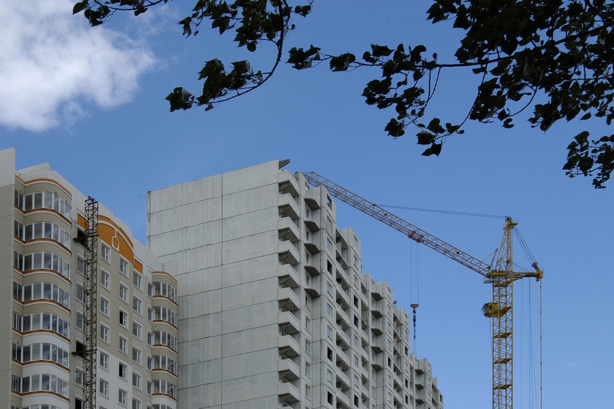 Os volumes de construção de moradias em Moscou caíram devido ao financiamento caro.