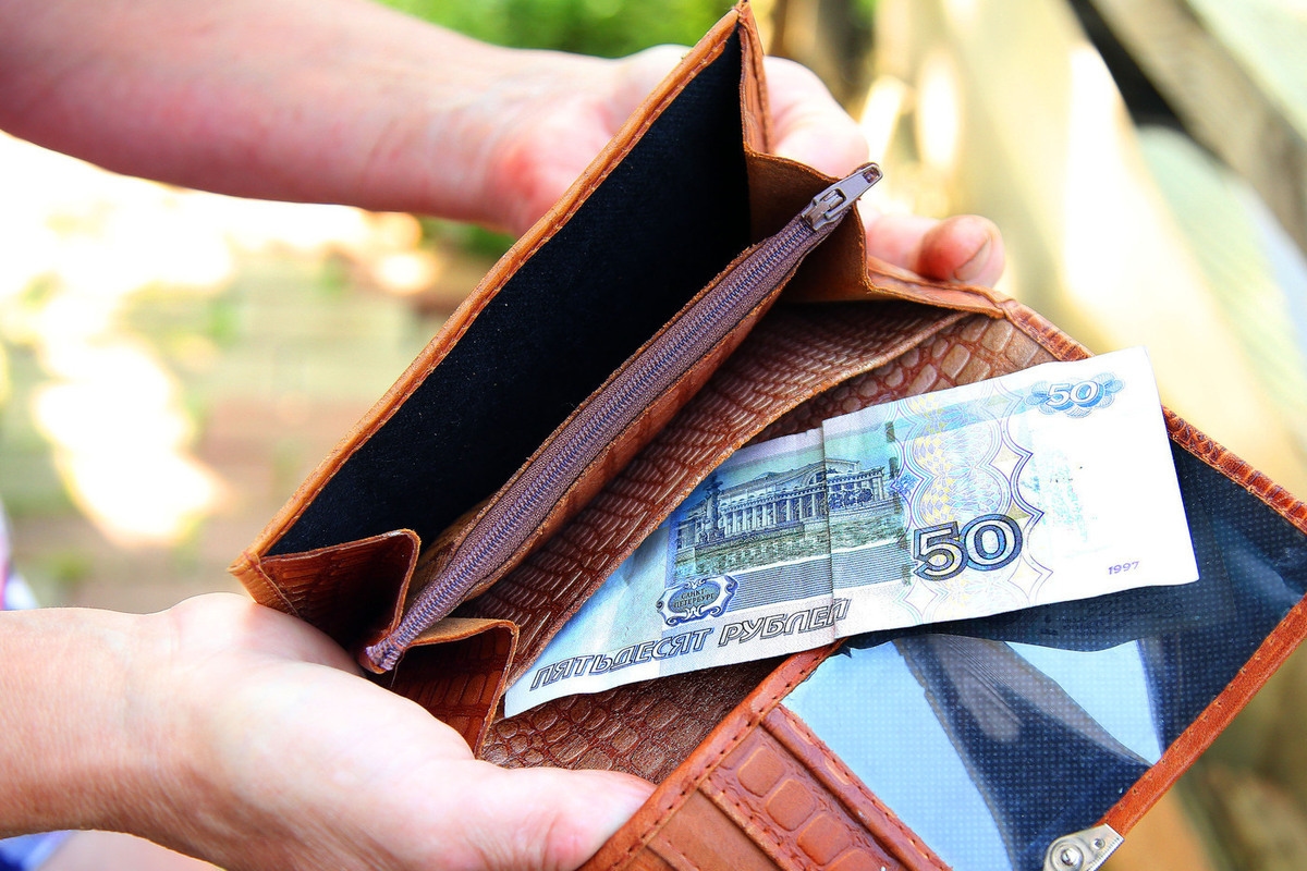 Maaş gününe ulaşmak: Neden giderek daha fazla Rus maaş gününe kadar borç para alıyor?