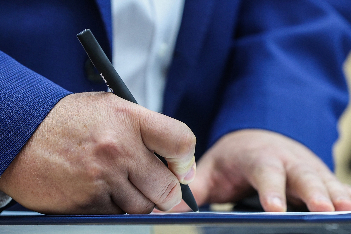 Experts attribute the record growth in hiring under civil-law contracts to economic problems.