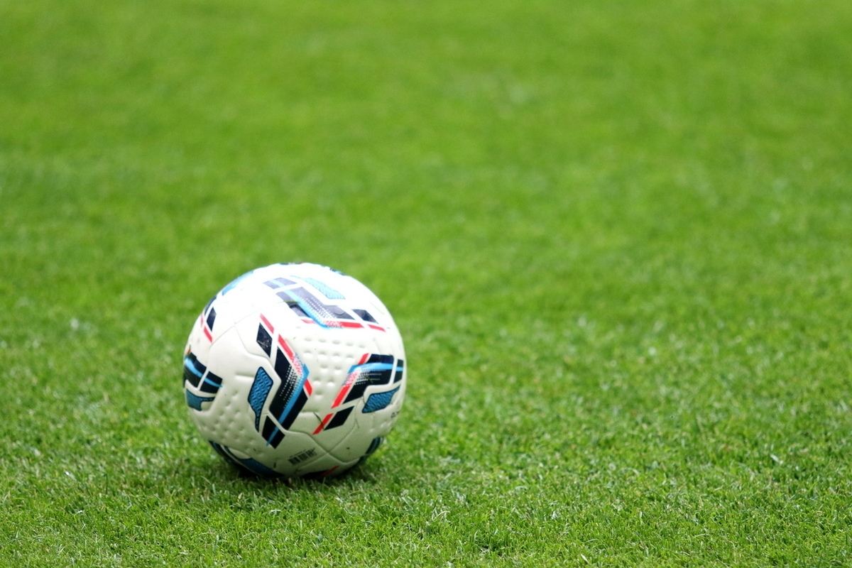 El británico Dowman, de 15 años, se convirtió en el jugador más joven en la historia de la Liga de Campeones.