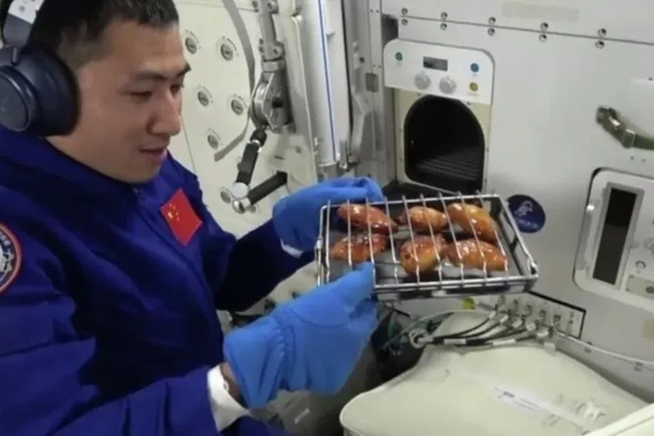 Китайские космонавты пожарили мясо в невесомости