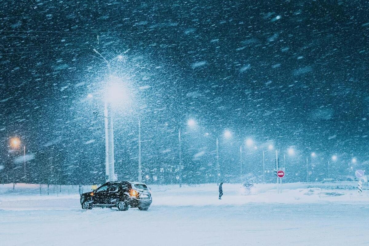 Новый болид пролетел в небе над Москвой попал на видео