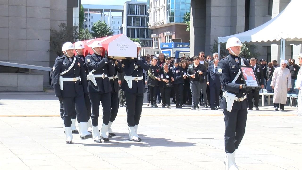 Şehit polis memuru Aydın Üyenarık için İstanbul Emniyet Müdürlüğü'nde tören