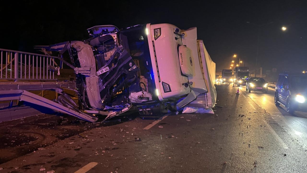 A truck overturned on the Eskişehir-Ankara road, disrupting transportation.