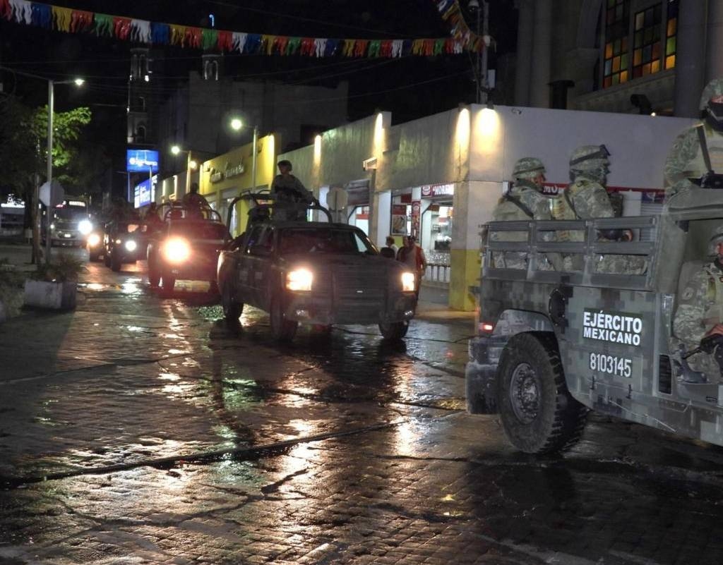 Capturan tonelada de droga y metanfetamina en camión sobre carretera en Yucatán