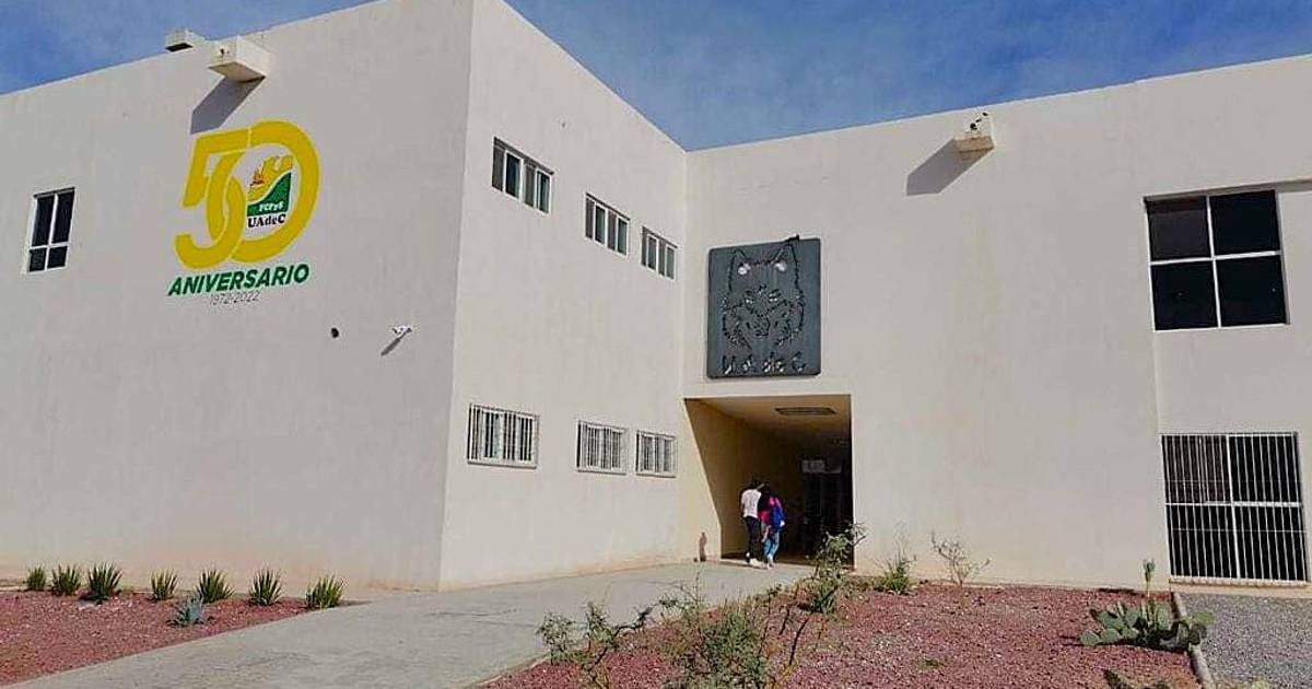 Öğrenciler, cinsiyete dayalı şiddeti kınayan UAdeC profesörüne dayanışma gösterdi