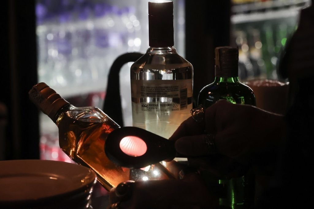 Операция «Похоже на то, но это не то» направлена против фальсификаторов напитков в Сан-Паулу и Паране.