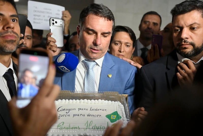Flávio Bolsonaro desembarca nos EUA à espera de encontro com Trump