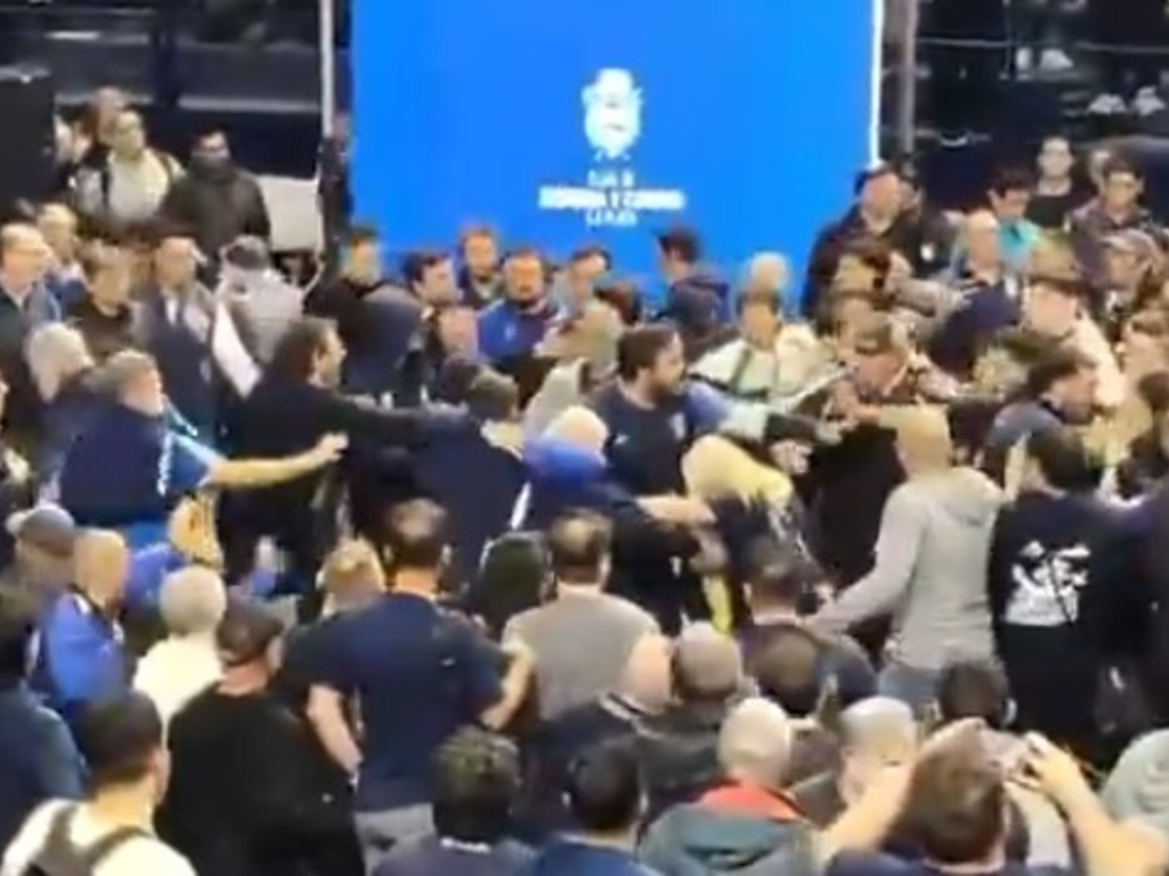 В здание Генеральной ассамблеи Гимназии Ла-Плата летели стулья, бутылки и яйца.