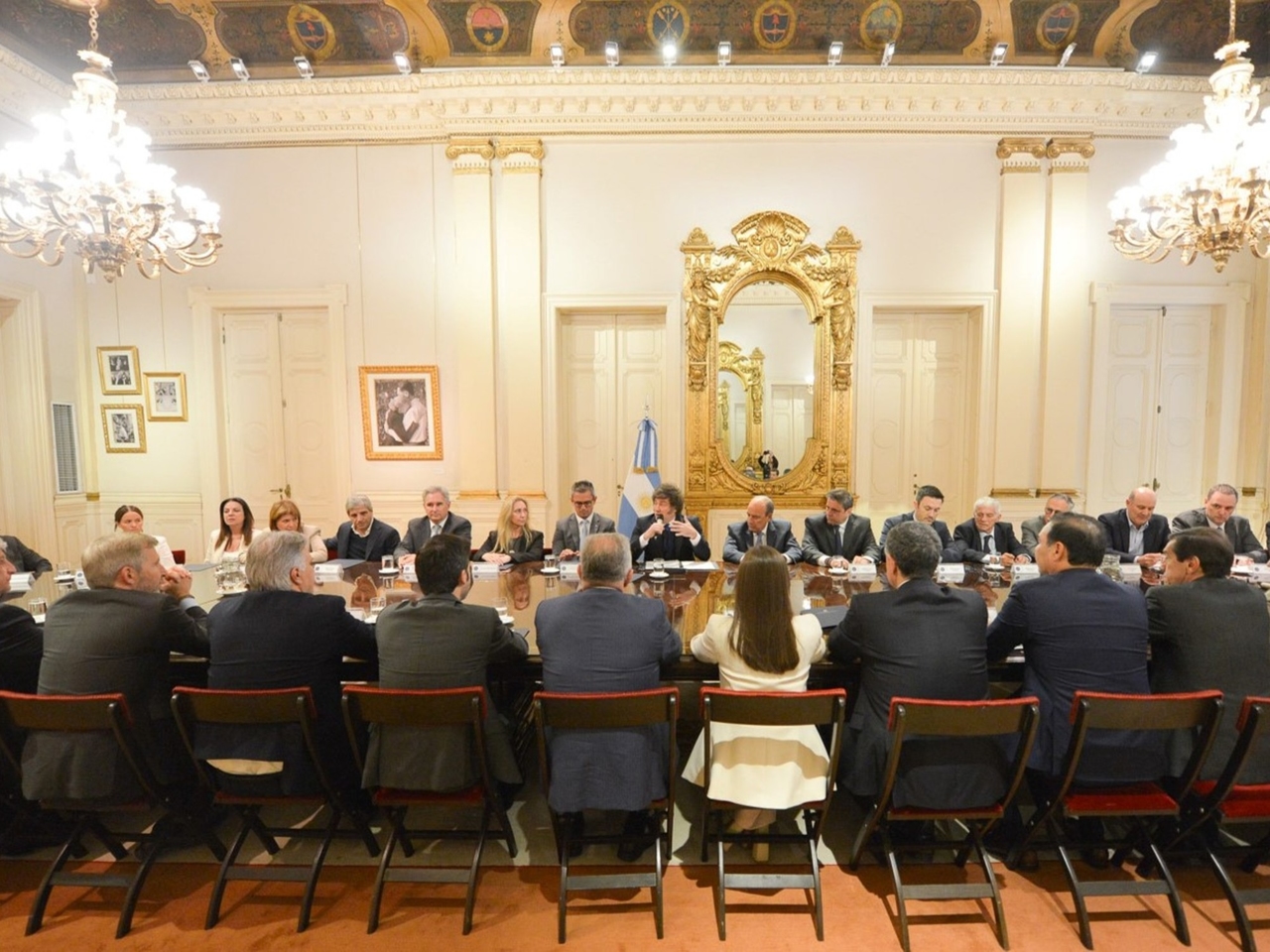 Un accueil sur mesure pour Milei, avec peu de plaintes et les gouverneurs rivalisant pour recevoir le meilleur accueil.