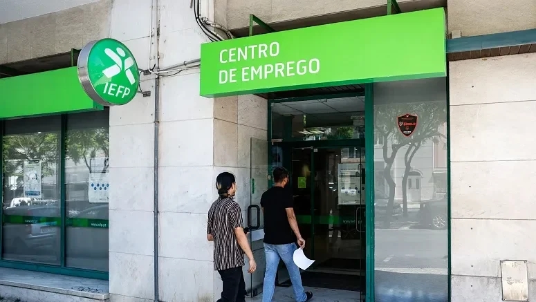 Número de desempregados nos centros de emprego recua em maio