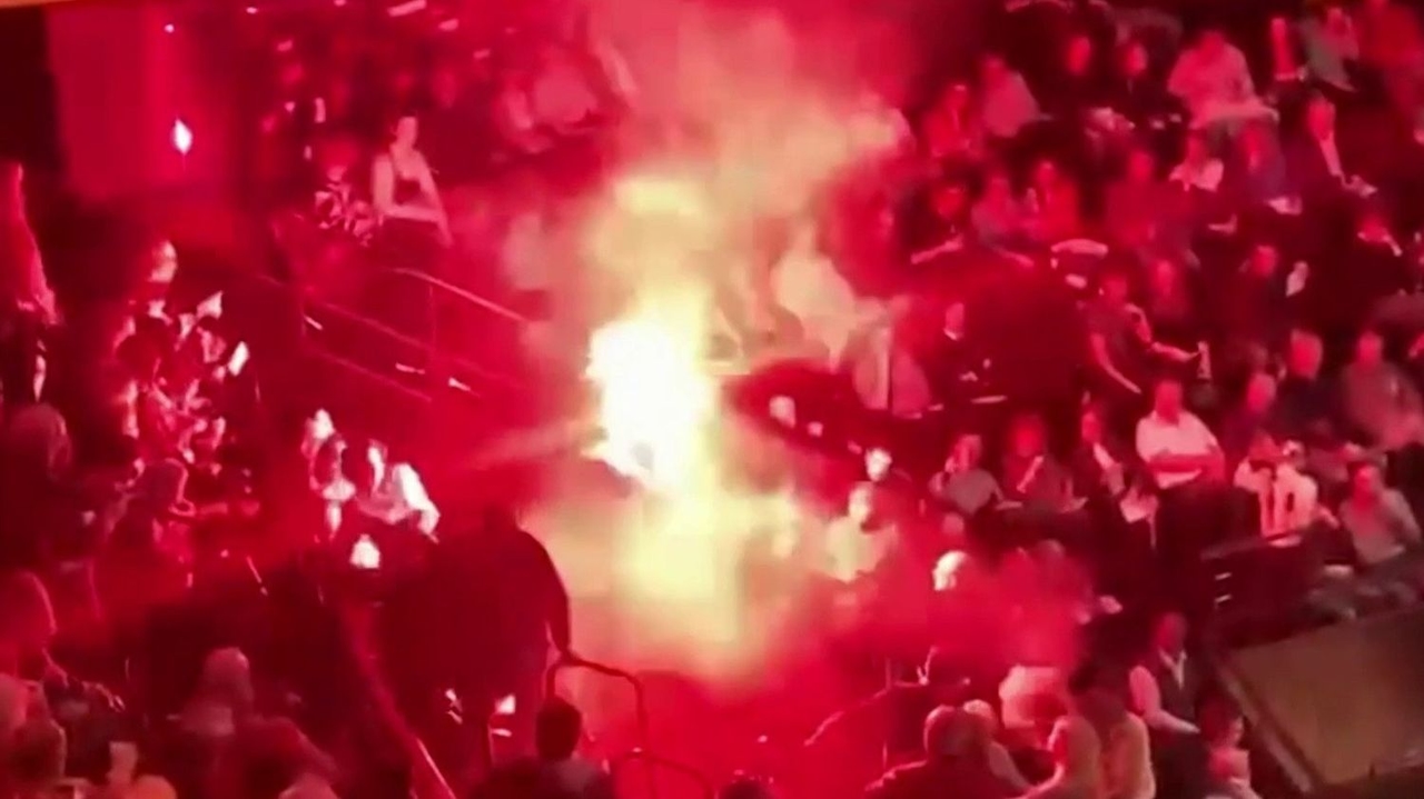 "Alguém começou a gritar e a atirar panfletos para a plateia": concerto da Orquestra Filarmônica de Israel é interrompido com bombas de fumaça em Paris.