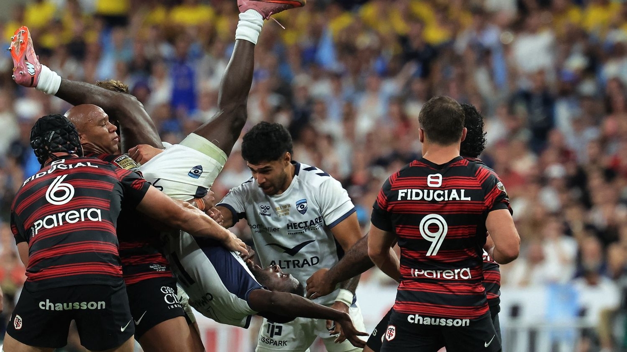 Top 14 : revivez la folle finale entre Toulouse et Montpellier, interrompue par l'orage, et le quatrième sacre consécutif des Toulousains