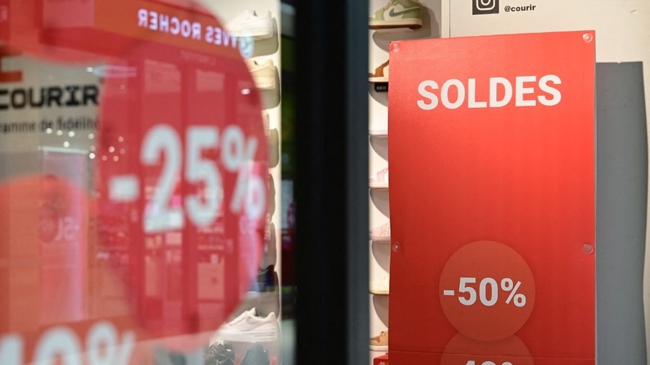 Le gouvernement annonce la prolongation de la période des soldes d'été, entamée en pleine canicule