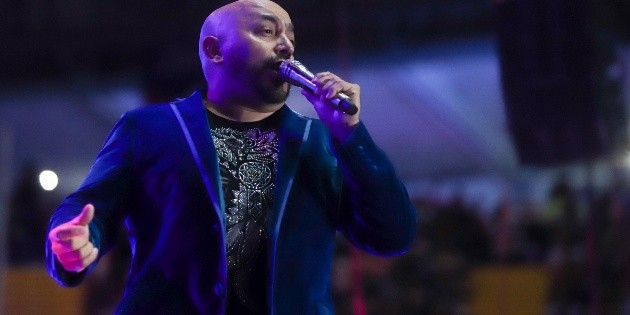 Lupillo Rivera da concierto EN CALCETINES; ¡le roban las BOTAS en pleno escenario! VIDEO