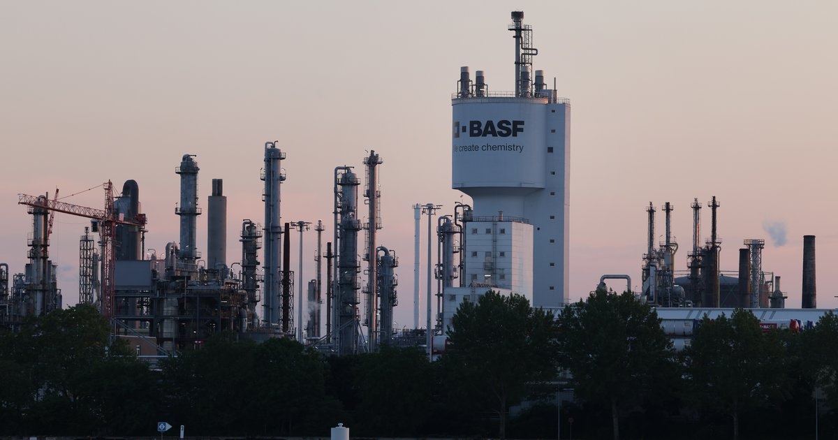 One in three companies plans to cut jobs in 2026.