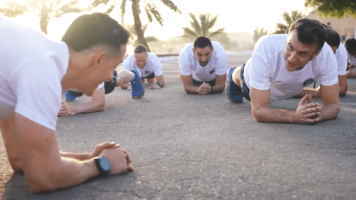 Pompes commando, gainage… Les images de l’entraînement d’Emmanuel Macron avec Tibo InShape et des militaires