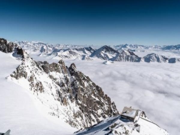 Perché quando si scala una montagna e ci si avvicina al sole si sente freddo invece che caldo?